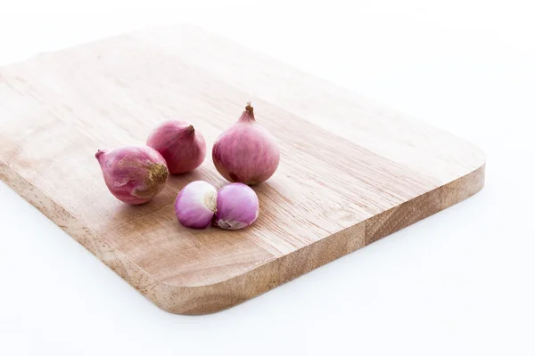 Red onion on Chopping block wood and isolated — Stock Photo, Image