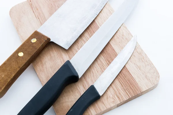 Нож на деревянной доске — стоковое фото