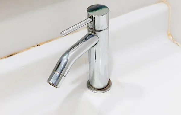 Wasserhahn und Handwaschbecken — Stockfoto