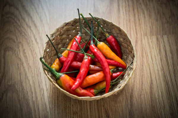 Rode hot chili peppers in houten kom — Stockfoto