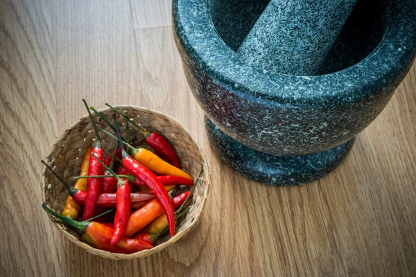 Rode hot chili peppers in houten kom en mortel — Stockfoto