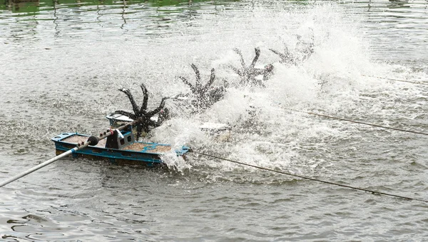 Wasserrad schwimmend — Stockfoto