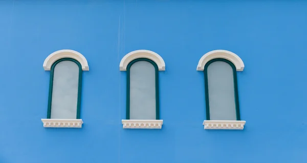 Parede azul e janela branca — Fotografia de Stock