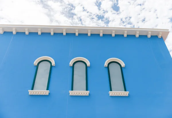 Parede azul e janela branca — Fotografia de Stock