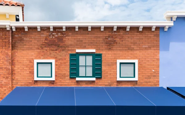 Pared de ladrillo y ventana blanca — Foto de Stock