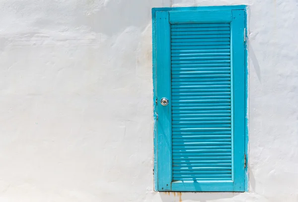 Porta azul na parede branca — Fotografia de Stock