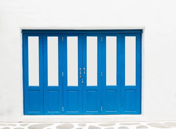 Porta azul na parede branca — Fotografia de Stock