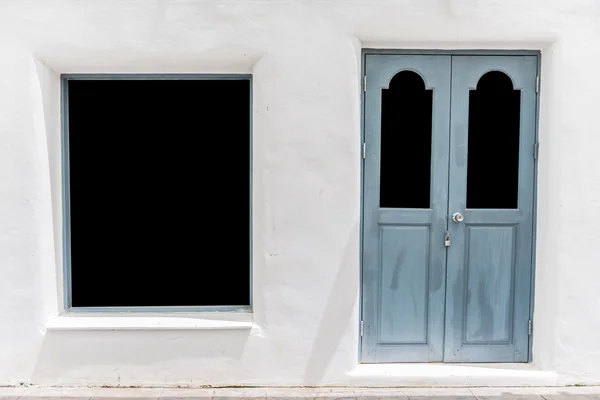 Šedé dveře na bílé zdi — Stock fotografie