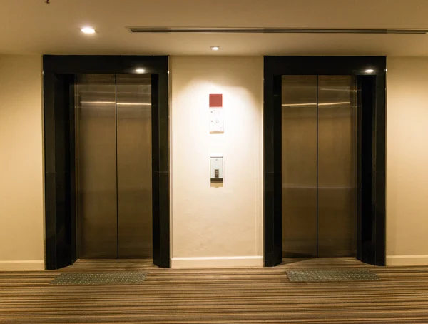 Twee lift deuren — Stockfoto