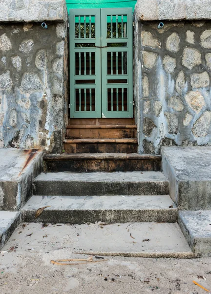 Staré zelené dveře a kamenné zdi — Stock fotografie