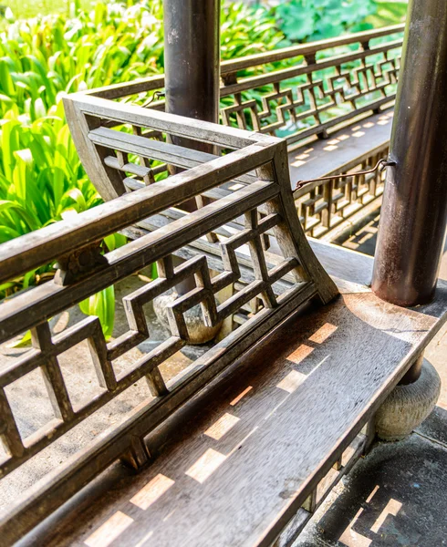 Bank im chinesischen Pavillon — Stockfoto