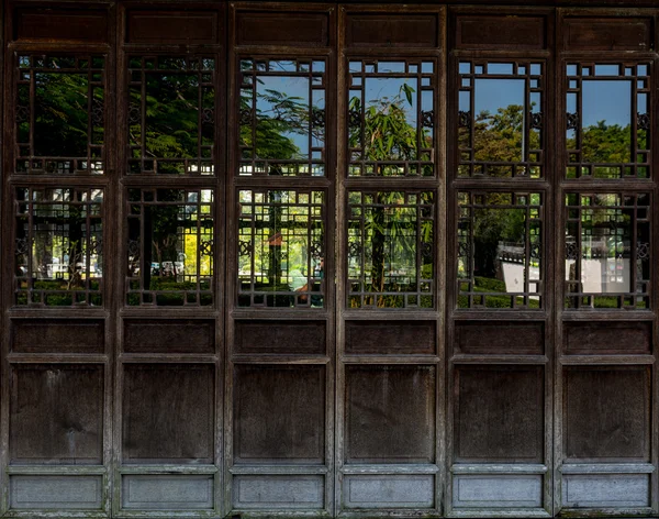 Houten deur met chinese traditionele stijl — Stockfoto