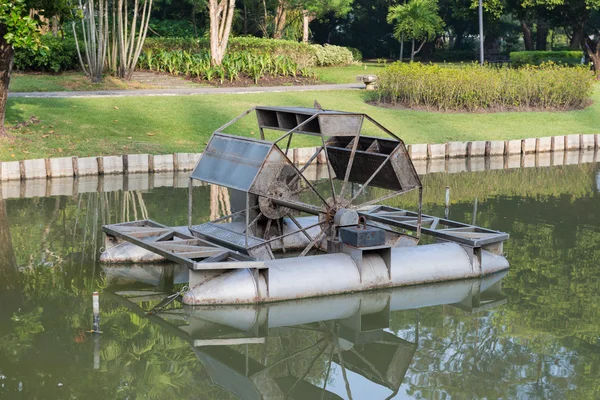 Kincir air mengambang di kanal taman — Stok Foto