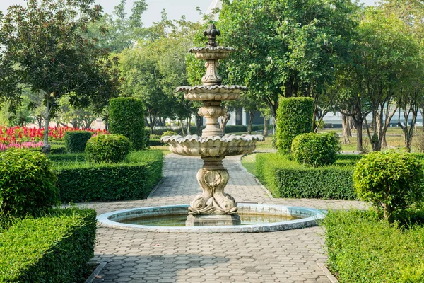 Road in a public park lead to the fountain — Stock Photo, Image