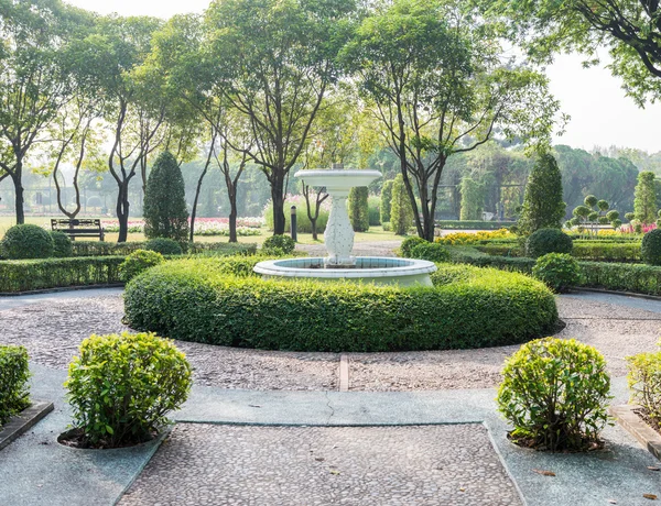 Road in a public park lead to the fountain — Stock Photo, Image