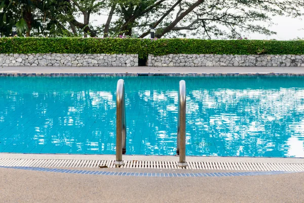 Piscina com escada — Fotografia de Stock