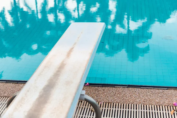 Odrazový můstek k potápění v bazénu — Stock fotografie