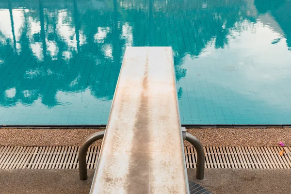 Springboard para mergulhar na piscina — Fotografia de Stock