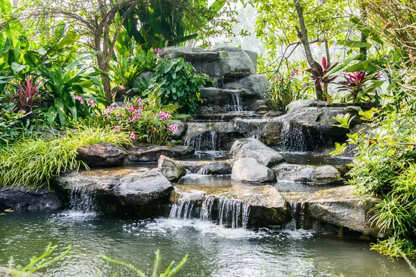 Wasserfall im Garten — Stockfoto