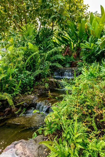 Trädgård vattenfall — Stockfoto