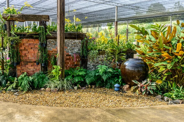 Artículos de barro en el jardín — Foto de Stock