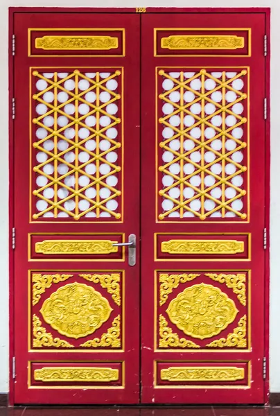 Porta de madeira com padrão de estilo tradicional chinês — Fotografia de Stock