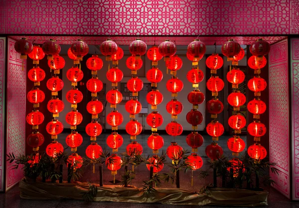 Rött papper lanternor nattetid — Stockfoto