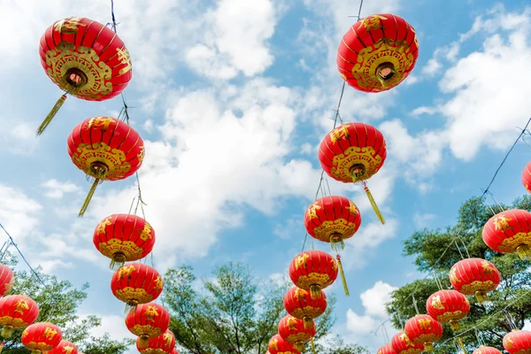 Chinese papieren lantaarns tegen een blauwe hemel — Stockfoto