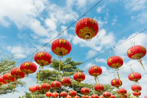 Linternas de papel chinas contra un cielo azul — Foto de Stock