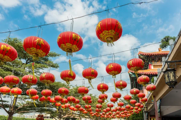 Lanternas de papel chinês contra um céu azul — Fotografia de Stock