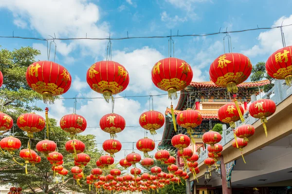 Lanternas de papel chinês contra um céu azul — Fotografia de Stock