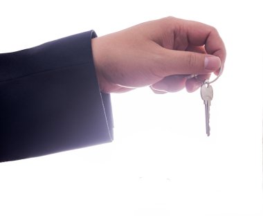 işadamı anahtarları verir.