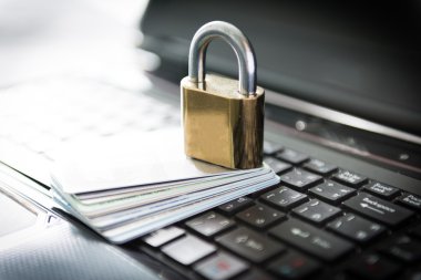 asma kilit ve kredi kartları üstünde belgili tanımlık tepe-in laptop