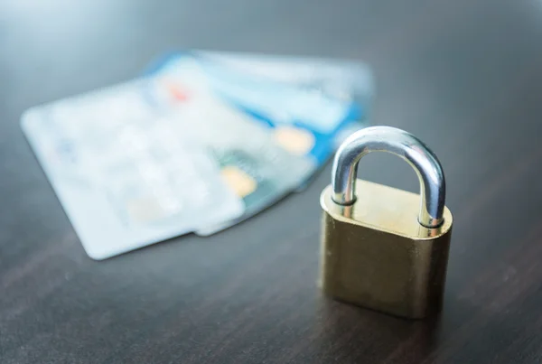 Kreditkort och lås, business security — Stockfoto