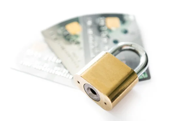 Tarjetas de crédito y cerradura, seguridad empresarial —  Fotos de Stock