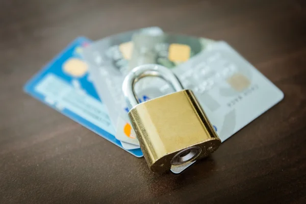 Carte di credito e lucchetto, sicurezza aziendale — Foto Stock