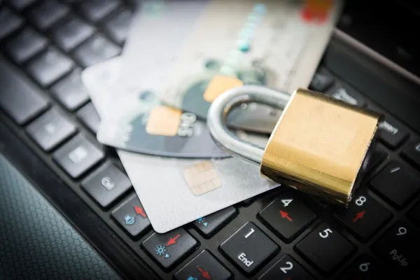Cadeado e cartões de crédito em cima do laptop — Fotografia de Stock