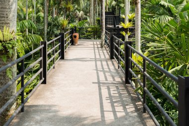 geçit üzerinde yol ile çelik merdivenler