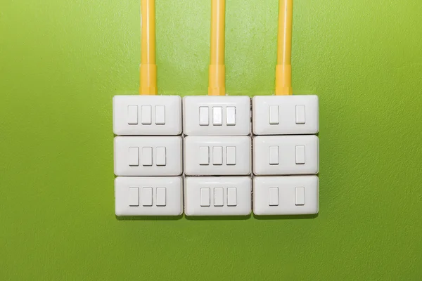 Interruptor de luz de balancín blanco eléctrico en pared verde — Foto de Stock