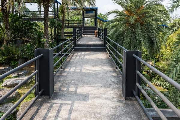 Escadas de aço com caminho no skywalk — Fotografia de Stock