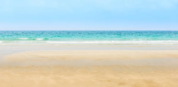 Praia e montanhas — Fotografia de Stock