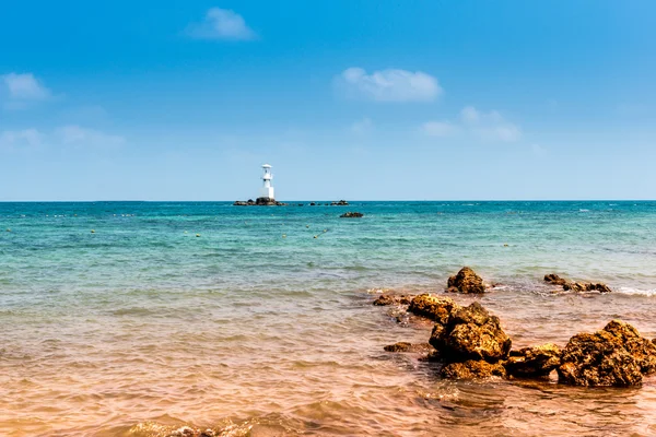 Faro sobre piedra y mar — Foto de Stock