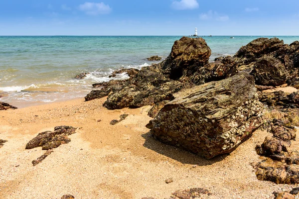 在萨麦珊海滩海滩上的岩石 — 图库照片