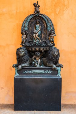 Peri ve aslan heykelleri