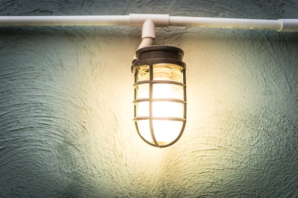 Лампочка на стене — стоковое фото