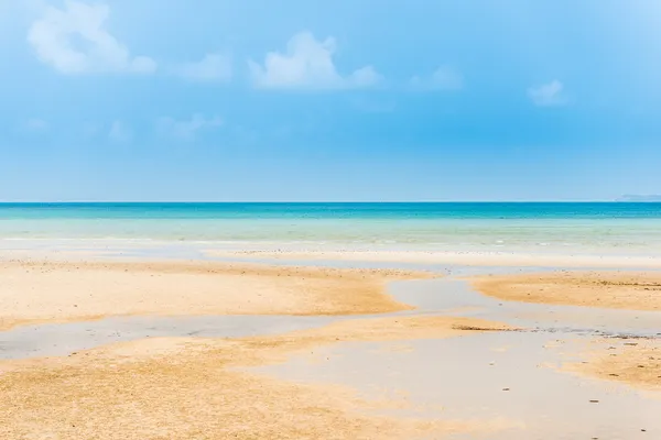 Playa y montañas — Foto de Stock