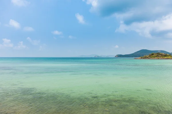 Playa y montañas — Foto de Stock