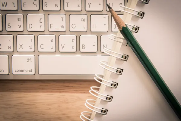 Not defteri ve kalem bilgisayar dizüstü