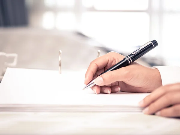 Un plano cercano de una mano humana escribiendo algo en el papel — Foto de Stock