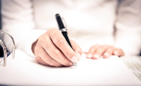 Un plano cercano de una mano humana escribiendo algo en el papel — Foto de Stock